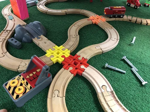 Vista 4 de TrainLab Conector de pista cruzada con huesos de perro para ferrocarril de madera (rojo)