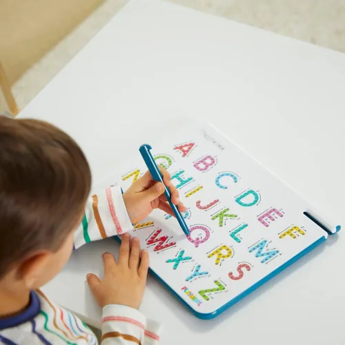 Vista 6 de Playskool Magnatab — Letras mayúsculas de la A a la Z — Tablero magnético de trazado de letras para niños pequeños y dibujo sensorial