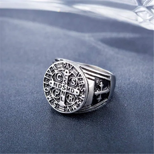 Vista 3 de pickyegg.com Anillo de cruz católico de San Benito para hombre, medalla de exorcismo de acero inoxidable