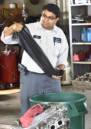 Vista 3 de Aluf Plastics Bolsas de basura negras resistentes de 33 galones de 1.7 milésimas de pulgada de pulgada de grosor con cierre de solapa E-Z de 33 x 39