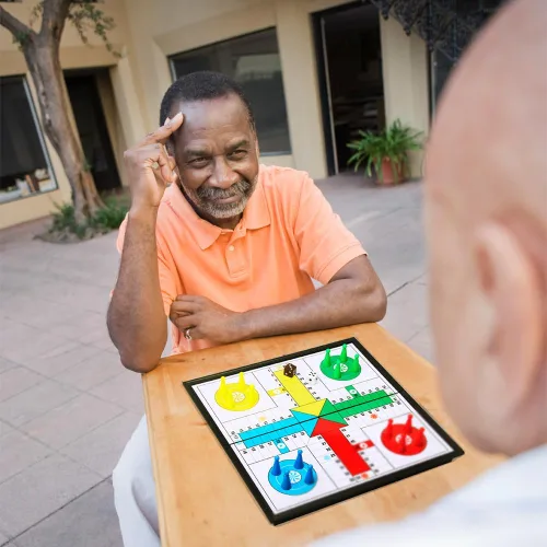 Vista 6 de Ludo - Juego de mesa de juego de 9.8 pulgadas, plegable magnético, juego de estrategia clásico de viaje para niños y adultos (ángulo derecho)