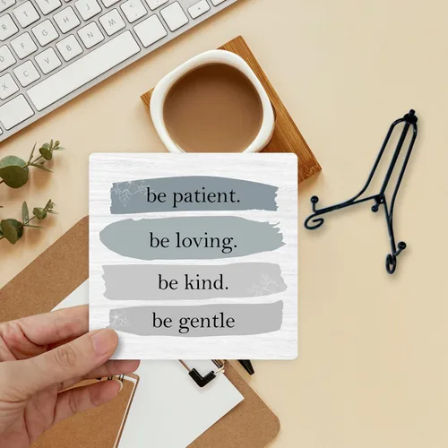 Vista 3 de Regalo de decoración de escritorio conmovedor, placa de madera de escritorio con soporte, con texto en inglés «Be Patient Be Loving Be Kind Be