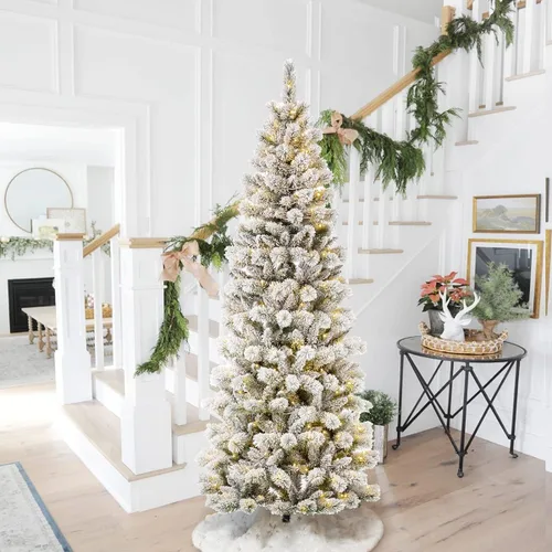 Vista 24 de Glitzhome - Árbol de Navidad artificial delgado preiluminado de 2.4 m, con ramas de pino Aspen Frostfall, soporte plegable de metal, 500 luces Aspen