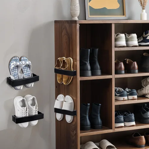 Vista 2 de Zapatero ajustable montado en la pared con tiras adhesivas para colgar, organizador de almacenamiento de plástico para zapatos, perchas para zapatos