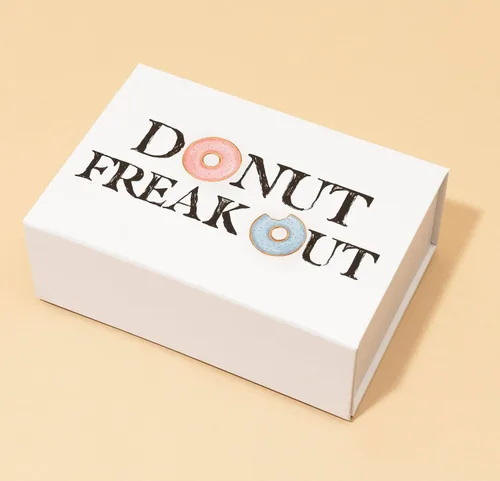 Vista 2 de Hanna Roberts Caja de anuncio de revelación de bebé de prueba de embarazo (Donut Freak Out)