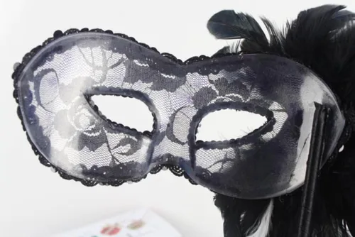 Vista 4 de Velo de encaje de plumas de lujo negro blanco lateral translúcido media máscara en palo para mujer