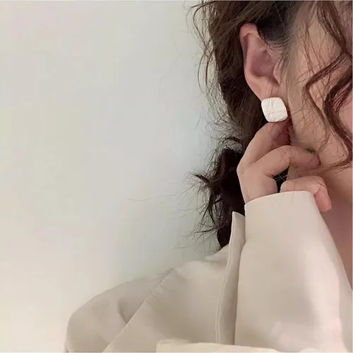 Vista 4 de Caiyao Aretes de botón cuadrados esmaltados ligeros y coloridos para mujer, pequeños aretes cuadrados para adolescentes, niñas, novia, fiesta