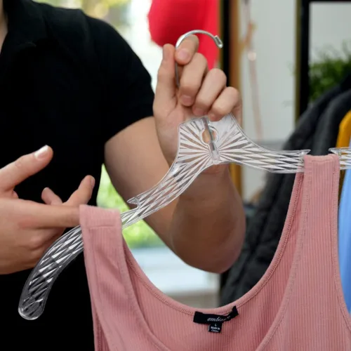 Vista 6 de Perchas de plástico para ropa, paquete de 12 perchas resistentes, vestidos, camisetas, camisas, vestidos, blusas, perchas para organización