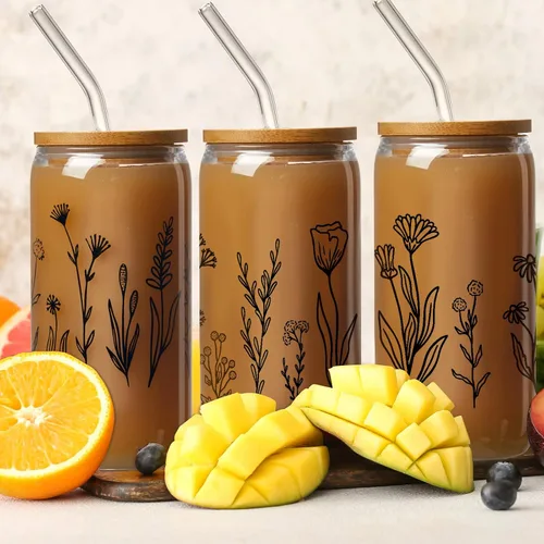Vista 6 de Zubebe Tazas de vidrio con tapas y pajilla, diseño estético, diseño bonito, tazas de flores silvestres de Navidad, 16 onzas, taza de café helado