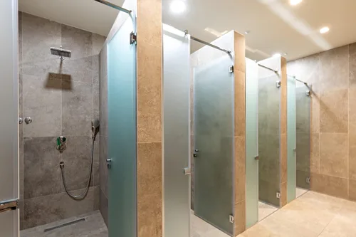 Vista 5 de Hang Time - Limpiador espumoso para baño, listo para usar, resistencia industrial para baños, vestuarios/duchas, fácil y seguro de usar