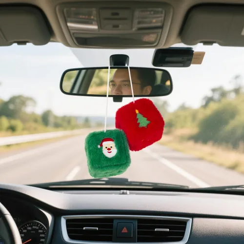 Vista 3 de Dados peludos de Navidad para espejo retrovisor del automóvil, diseño bordado de Papá Noel y árbol, decoraciones colgantes de felpa roja y verde