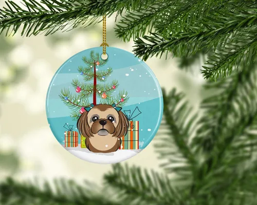 Vista 2 de Caroline's Treasures Árbol de Navidad y marrón chocolate Shih Tzu adorno de cerámica colgante para árbol de Navidad, decoración colgante