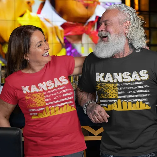 Vista 3 de Kansas Shirts, Camisa de Kansas para mujer, camiseta de fútbol americano con bandera de Kansas USA Skyline Gameday