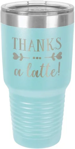 Vista 13 de Taza de viaje de acero inoxidable con tapa superior deslizante y pajita con texto en inglés "THANKS A LATTE 30oz Taza de viaje", compara con Yeti