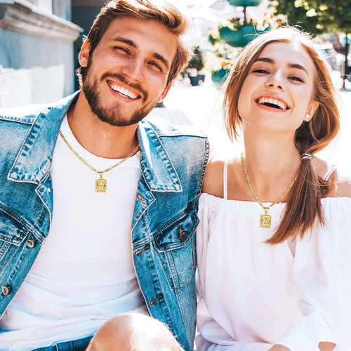 Vista 2 de KissYan Collar Figaro con dije y letra inicial para hombres y mujeres collar chapado en oro de 18 quilates con dije de monograma cuadrado letras