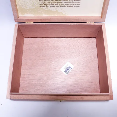 Vista 5 de Herrera Esteli Caja de cigarros Toro Especial Habano de Madera Vacía - 8.75" x 7" x 2.75