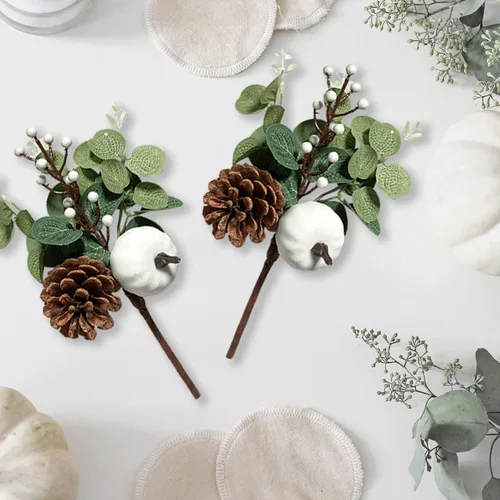Vista 7 de 6 tallos de vegetación de hojas artificiales de eucalipto con piñas de calabaza blancas para decoración de mesa de boda, otoño, día de Acción