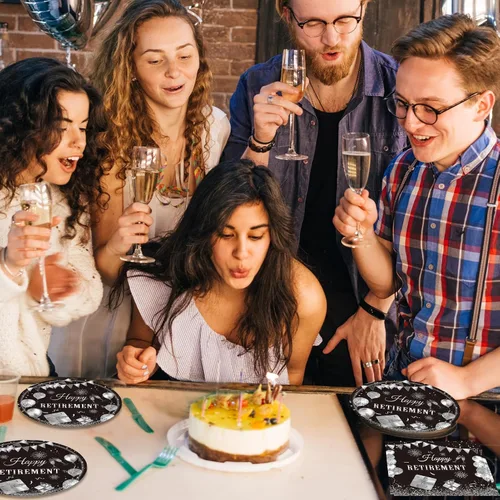 Vista 7 de Juego de 40 piezas de vajilla desechable para fiestas de jubilación para hombres y mujeres, color negro y plateado, incluye platos de jubilación
