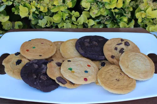 Vista 2 de Realistic Food Replicas Surtido de galletas falsas en sabores tradicionales, juego de 12