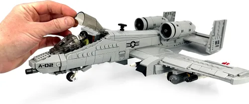 Vista 4 de General Jim's A-10 Thunderbolt II Warthog Fighter Jet Building Blocks Set 931 piezas de avión de ataque de guerra fría Modelo avión con cabina