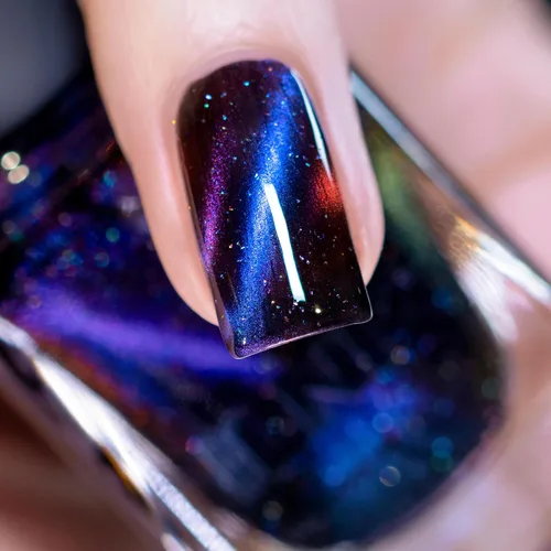 Vista 2 de ILNP After Hours Esmalte de uñas holográfico magnético azul profundo a base de negro