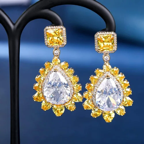 Vista 4 de Aretes colgantes brillantes de oro de 18 quilates, aretes colgantes de cristal en forma de lágrima para bodas, regalo ideal para la novia y ella