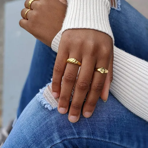 Vista 2 de Anillo de cúpula de baguette Anillo de cúpula de oro con circonita cúbica Banda gruesa apilable de circonita cúbica