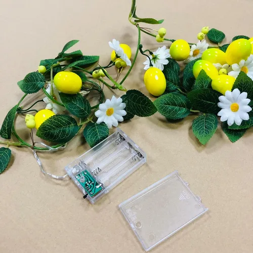 Vista 2 de Guirnalda de plantas de vid de limón amarillo, frutas artificiales, margaritas blancas, bayas con luz de hadas, funciona con pilas para el hogar