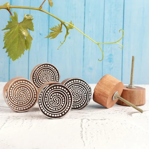 Vista 9 de Hashcart Pomos de madera para gabinetes de cocina, juego de 6 pomos tallados a mano con diseño floral para gabinete y cajón, color marrón