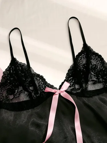 Vista 3 de WDIRARA Conjunto de pijama de satén de 3 piezas para mujer con ribete de encaje y pantalones cortos con bata