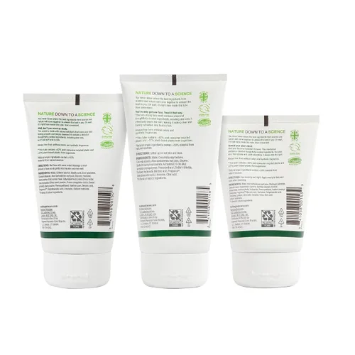 Vista 3 de Kit original completo de cuidado y aseo facial para hombres de Bulldog con hidratante, limpiador facial y exfoliante facial