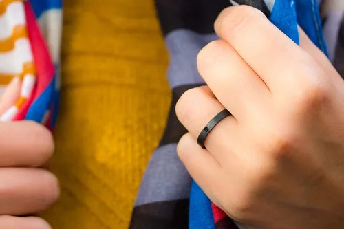 Vista 4 de Women's carbon fiber jeweled engagement ring. Black and matte band with crystal. Water resistant and hypoallergenic. (00101_4S13)