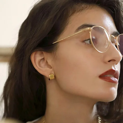 Vista 2 de Aretes de aro chapados en oro de 14 quilates, pequeños aros cuadrados para mujer, aretes minimalistas lindos para mujeres y niñas, regalo de oro
