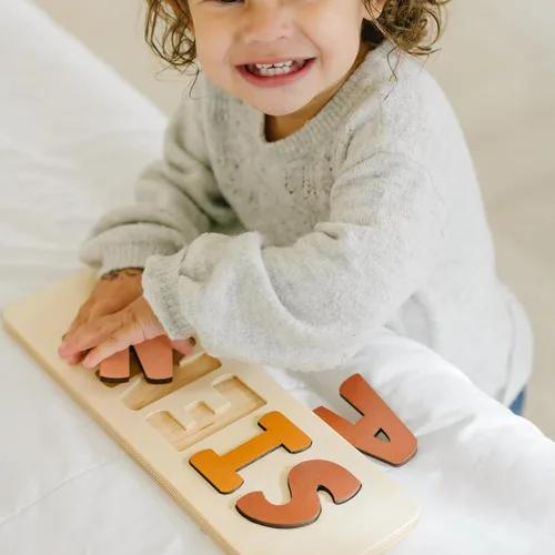 Vista 7 de Rompecabezas de madera personalizado con nombre para niños, hecho a mano en EE. UU. por Bloom Owl, regalos personalizados para bebés niños y niñas