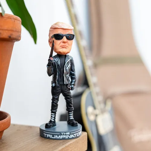 Vista 5 de Proud Patriots The Trumpinator Bobblehead El regalo #1 Patriótico y Presidente 2026 cumpleaños para conservadores o regalo de broma para liberales