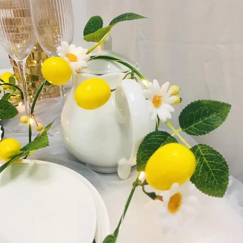 Vista 5 de Guirnalda de plantas de vid de limón amarillo, frutas artificiales, margaritas blancas, bayas con luz de hadas, funciona con pilas para el hogar
