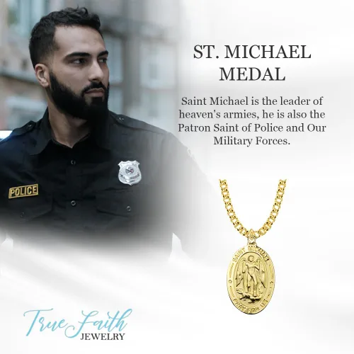 Vista 2 de TrueFaithJewelry Medalla de San Miguel Arcángel Reza por Nosotros, 1 pulgada Oro