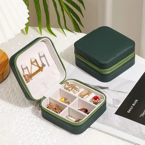 Vista 2 de GOTDYA Joyero de viaje pequeño, caja de joyería portátil de piel sintética para organizar y almacenar joyas, color verde oliva