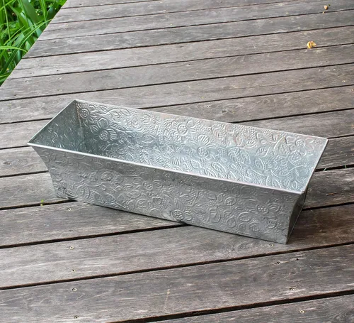 Vista 8 de Achla Designs Macetero galvanizado en relieve para ventana de flores, 24 pulgadas