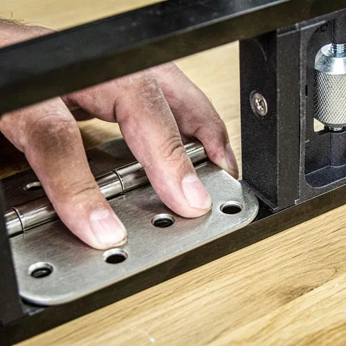 Vista 6 de Kit de Instalación de Puerta Trend, Incluye Plantilla Ajustable AnyDoor Jig (2'6"–9'), Elevador Operado con el Pie, Soporte y Broca de Router