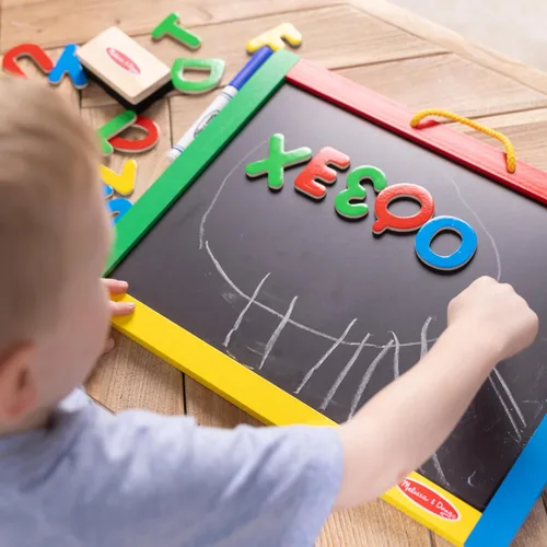 Vista 3 de Melissa & Doug Pizarra magnética y pizarra de borrado en seco con 36 imanes (números y letras mayúsculas), tiza, borrador y bolígrafo de borrado
