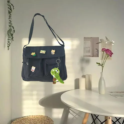 Vista 3 de Bolso bandolera de lona con pines Kawaii y colgante