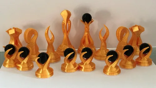 Vista 9 de Juego de ajedrez con temática alienígena – Piezas bellamente diseñadas para un giro exótico fuera de este mundo a un querido juego de ajedrez – Oro