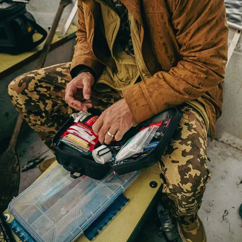 Vista 6 de Uncharted Supply Co. Kit de emergencia impermeable de primeros auxilios Plus con respaldo desmontable MOLLE, equipo de supervivencia al aire libre