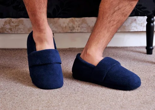 Vista 2 de SnugToes Pantuflas térmicas para microondas Arola para hombre, Azul marino