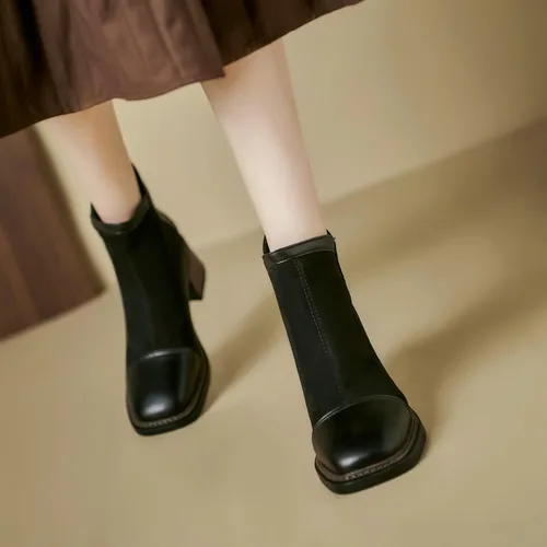 Vista 3 de UniqueStride Botas de tobillo vintage para mujer, punta cuadrada, tacón bajo, botas de moda de gamuza con tacón grueso
