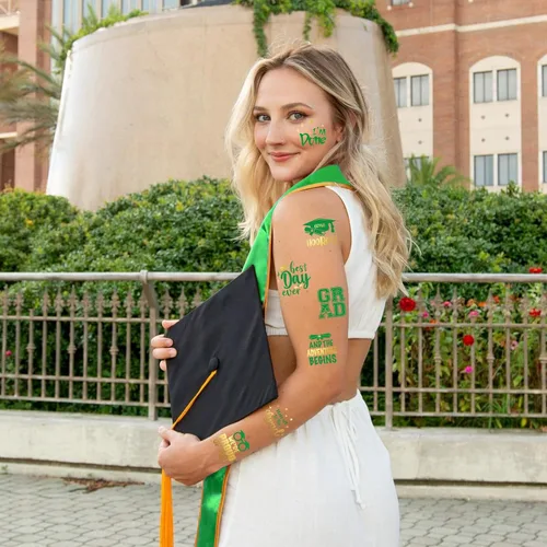 Vista 5 de 12 hojas de tatuajes temporales de graduación con purpurina verde y dorada estilo metálico, recuerdos de fiesta de graduación 2025, felicitaciones