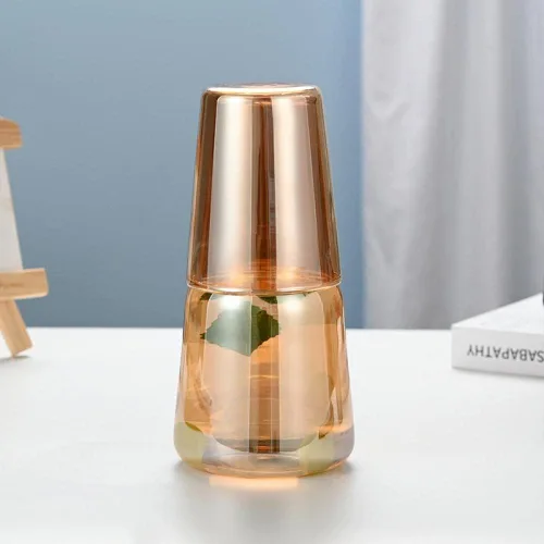 Vista 2 de Sizikato Jarra de agua de vidrio de borosilicato ámbar de 26 onzas con vaso de cristal.