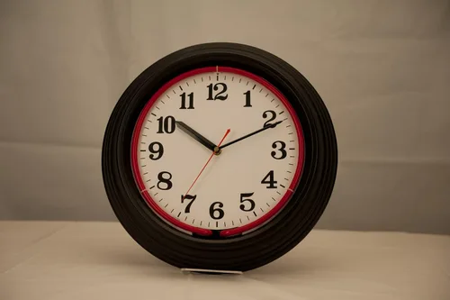 Vista 2 de Reloj de pared de neón rojo enmarcado negro de 15