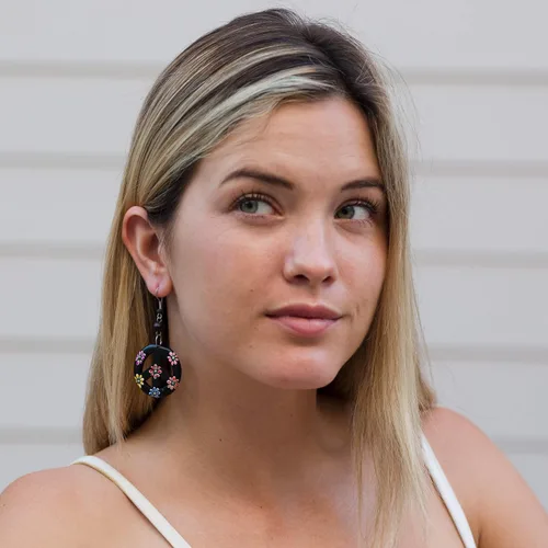 Vista 3 de Earth Accessories Aretes colgantes con signo de la paz con madera orgánica, accesorios hippie y disfraz hippie para los años 60 o 70